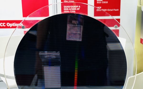 一家半导体公司展示的12寸晶圆(来源:钛媒体App拍摄)