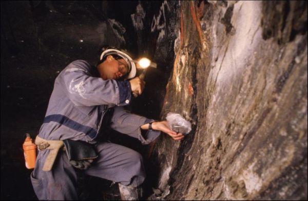 (金矿开采,来源:视觉中国)