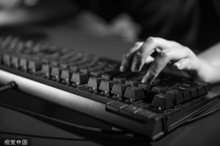 贪玩蓝月运营商递表港交所，多重隐忧下能否再续“爆款”神话？| IPO观察