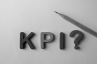 年底了，投资人急着冲KPI