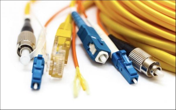 (各类连接器,来源:视觉中国)