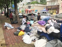 他们在深圳收二手衣服，卖到非洲：“赚得比上班多”