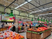 上半年“消费回暖”，即时零售开战引火商超？