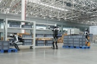 人形机器人商业化提速 头部企业拿下全球人形机器人迄今为止最大合同