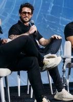 他用2万美元和十几个AI工具，做出一家年入18亿美元的公司