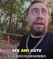 外国网红在中国爬山，遇到无人看管的卖水小摊，感叹在国外早被偷光了